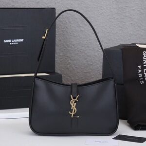 YSL LE 5 À 7 HOBO BAG IN SMOOTH LEATHER NOIR